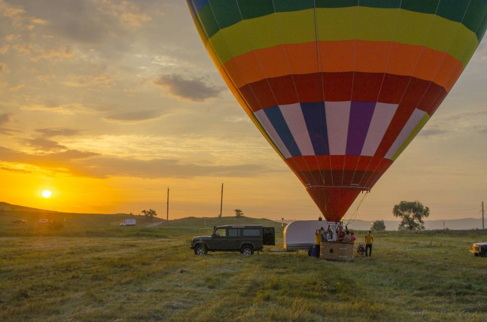 Рассвет на воздушном шаре с корзиной 